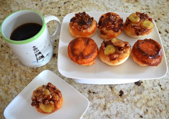 breakfast, breakfast buns, sticky buns, gooey, sugar, bananas, raisins, baked goods