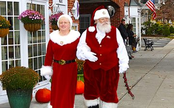 santa-mrs-claus-walking