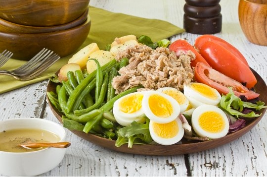 tuna, salad, tomato, potato, green beans, lettuce, tunafish